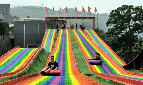 广东七彩旱滑儿童彩虹滑梯游乐设备景区旱地滑雪圈网红旱雪滑道